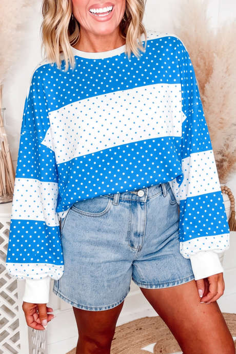 Top de manga larga con estampado de retazos de lunares azules y bloques de color.