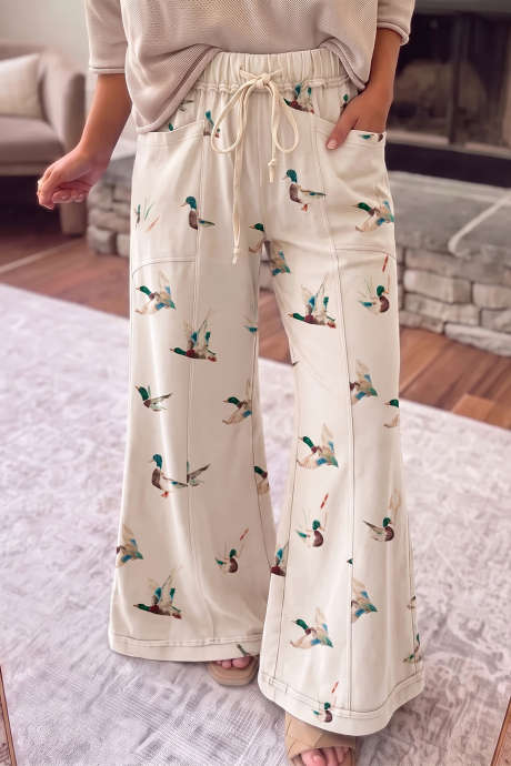 Pantalones de pierna ancha con estampado abstracto de camuflaje en color beige.