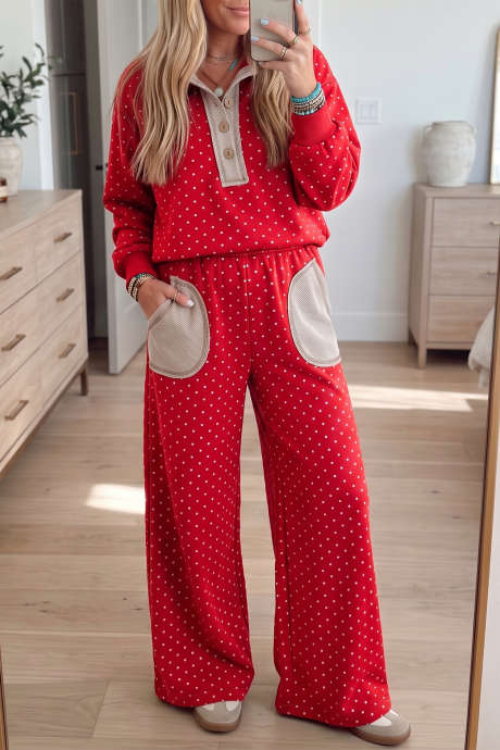 Conjunto de dos piezas: jersey y pantalón con estampado de lunares rojos y costuras expuestas.