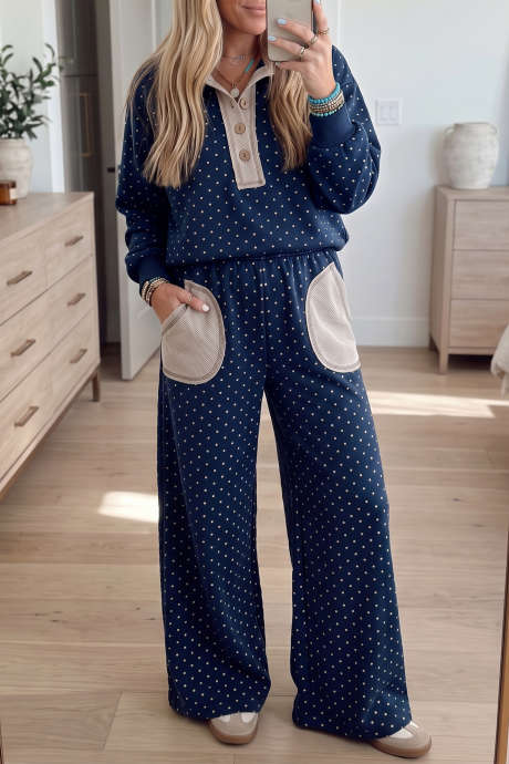 Conjunto de dos piezas: jersey y pantalón con estampado de lunares azules y costuras expuestas.