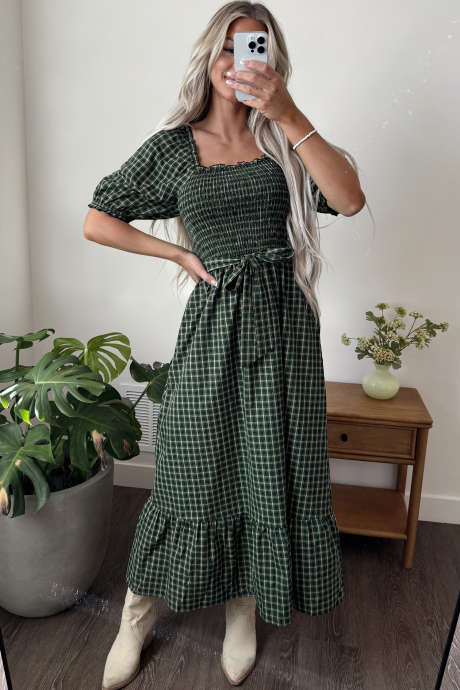 Vestido verde a cuadros con escote cuadrado, cintura alta fruncida y bajo con volantes.