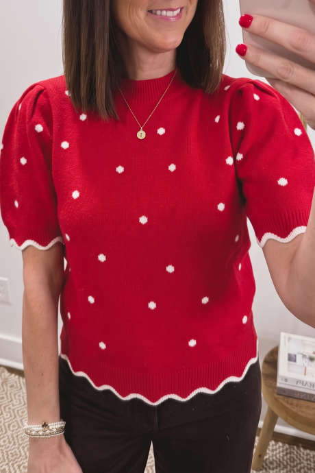 Jersey de manga corta de punto rojo intenso con lunares y ribete festoneado en contraste.