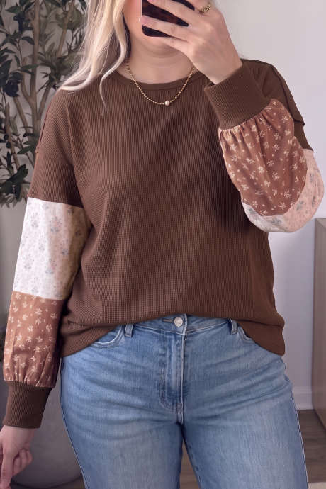 Top de manga larga de punto gofrado con estampado floral y diseño floral, talla grande, color café.