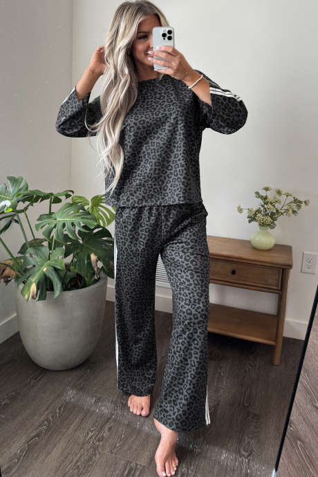 Conjunto de top de manga tres cuartos y pantalón con estampado de leopardo gris estilo universitario y detalles de rayas.