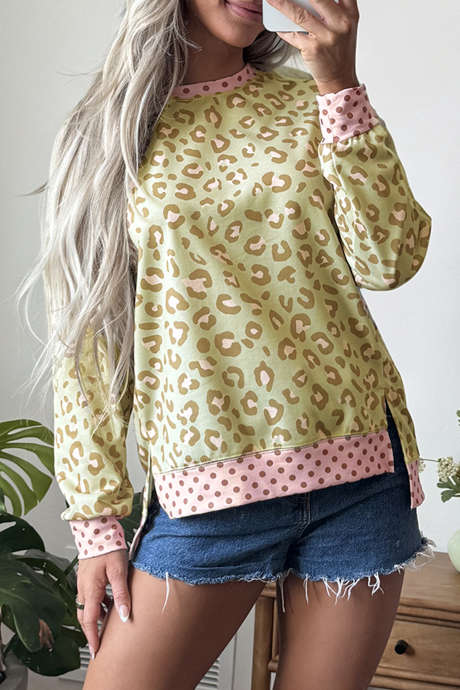 Top de manga larga color caqui con estampado de leopardo y lunares, ribete de bloques de color.
