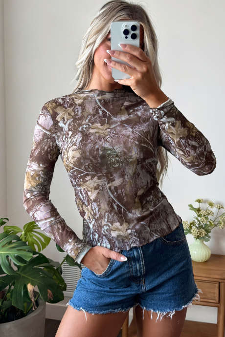 Top de manga larga ajustado con cuello alto y estampado floral gris humo.