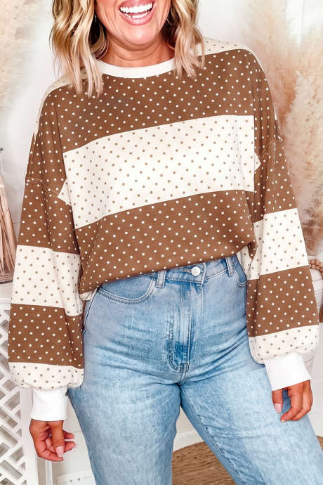Top de manga larga de talla grande con bloques de color y hombros caídos, estampado de lunares marrones.