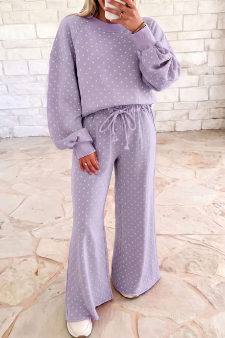 Conjunto de top y pantalón de manga larga y pierna ancha con cordón ajustable y estampado de lunares morados.