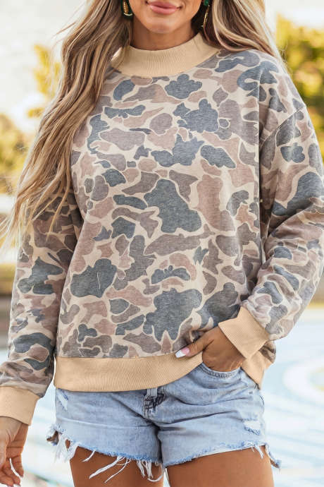 Top de manga larga con cuello alto y ribete acanalado, estampado de camuflaje beige.