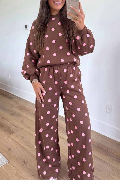 Conjunto de 2 piezas: top de manga abullonada con lunares marrones y pantalón informal.