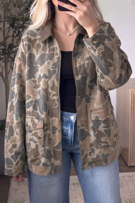 Chaqueta vaquera con cremallera, cuello en contraste y estampado de camuflaje retro multicolor.