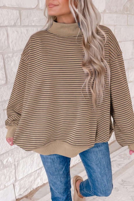 Sudadera extragrande de cuello alto con bloques de color y rayas color caqui acanaladas