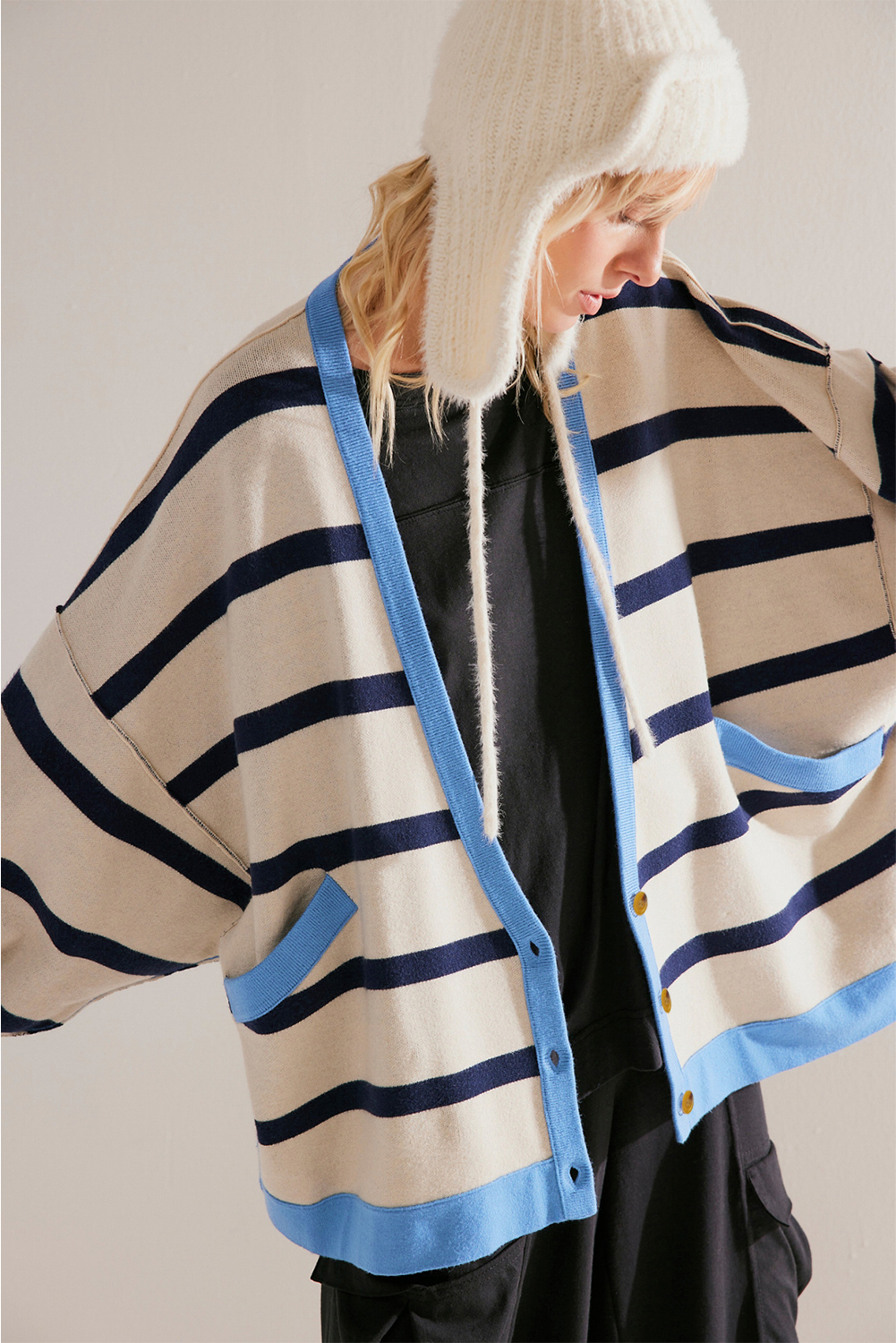 White Colorblock Drop Shoulder Buttoned Loose Cardigan view 7