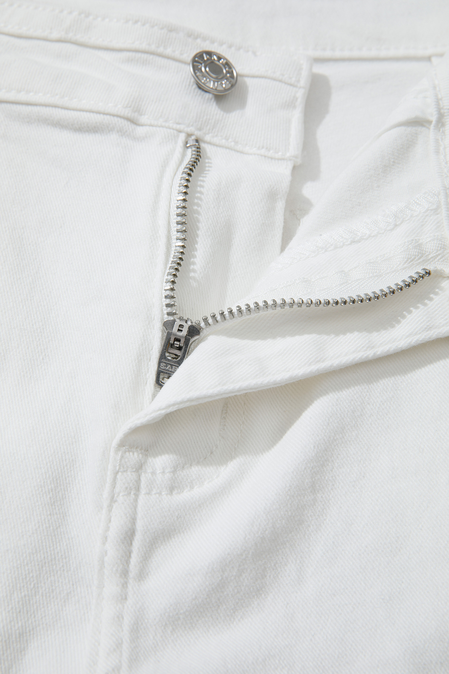 White Solid Color Loose Casual Jeans view 12