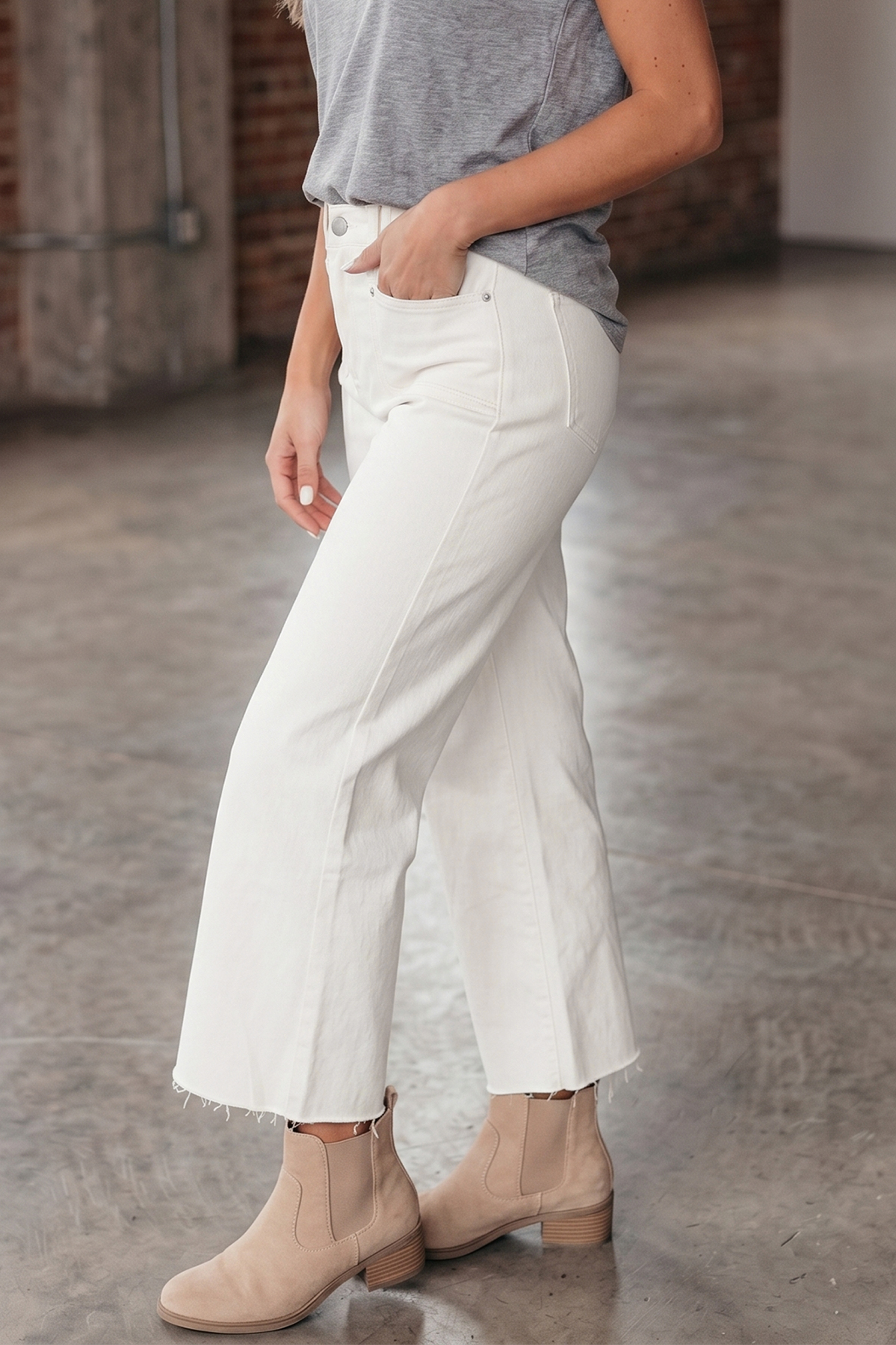 White Raw Hem Ankle-length Loose Jeans view 2